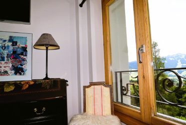 Beautiful 3.5-Room Apartment within a Historic Alpine Residence