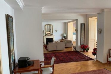 Magnificent apartment in a luxurious historic residence